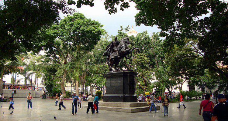 Plaza Bolivar de Caracas Foto vía conelmazodando.com.ve