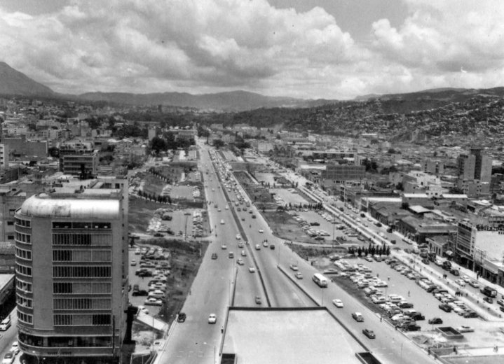 ano-1955-av-bolivar-tomada-desde-una-de-las-torres-del-silencio